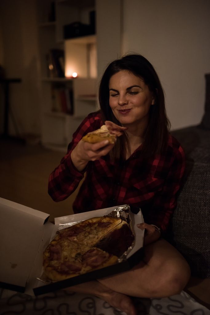 chica pizza sofa