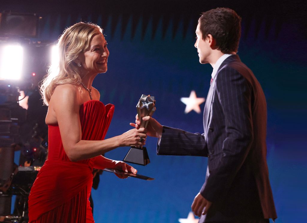 Kate Hudson le entrega a Timothée Chalamet su premio en los Critics Choice Awards 2026