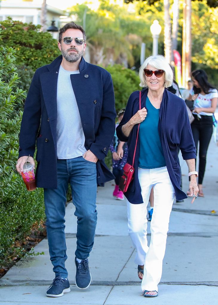 Ben Affleck y su madre, Christine Anne, fotografiados juntos en octubre de 2019., en Los Ángeles, California. 