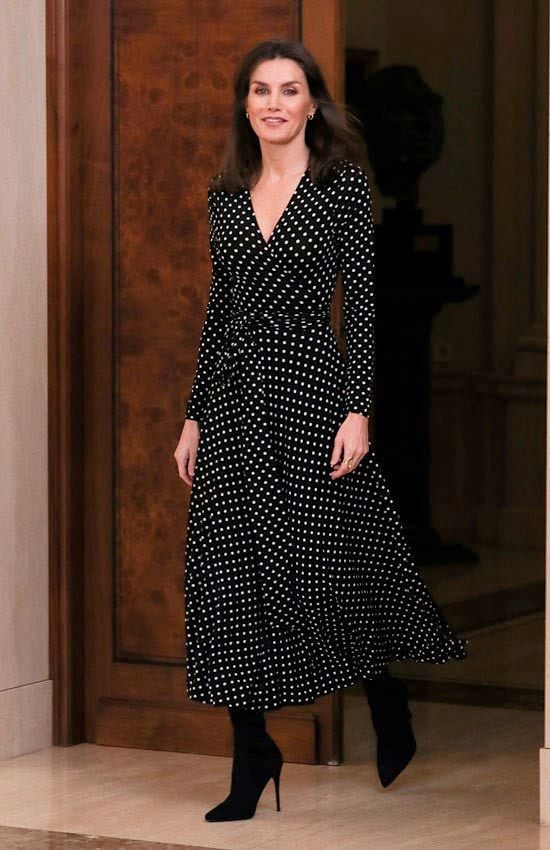 Doña Letizia con vestido de lunares