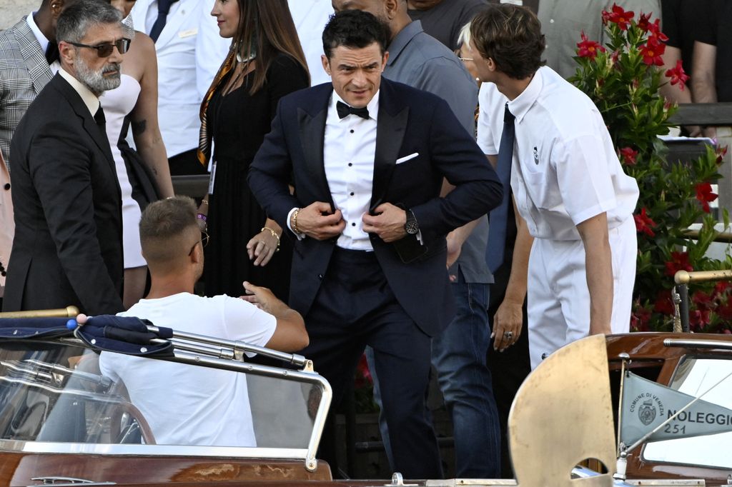 Orlando Bloom, de lo más sonriente en el segundo día de la boda de Jeff Bezos y Lauren Sánchez