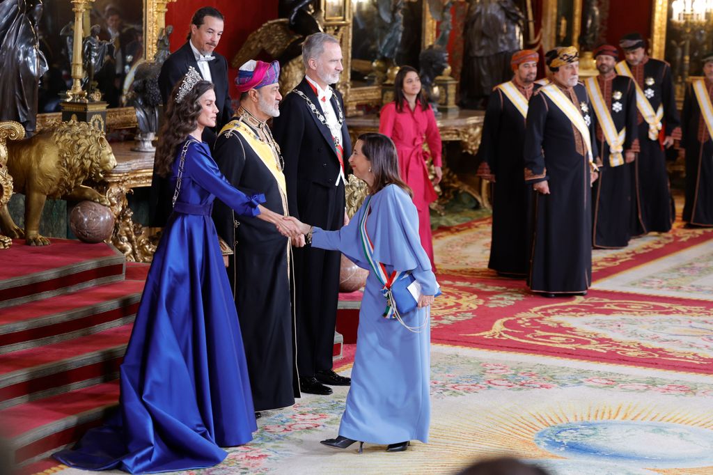 El rey Felipe VI y la reina Letizia de España, junto con el sultán de Omán