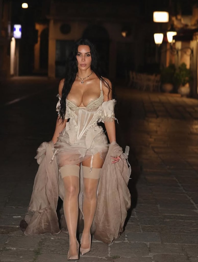 Kim Kardashian lleva una pieza diseañda por Dilara Findikoglu.