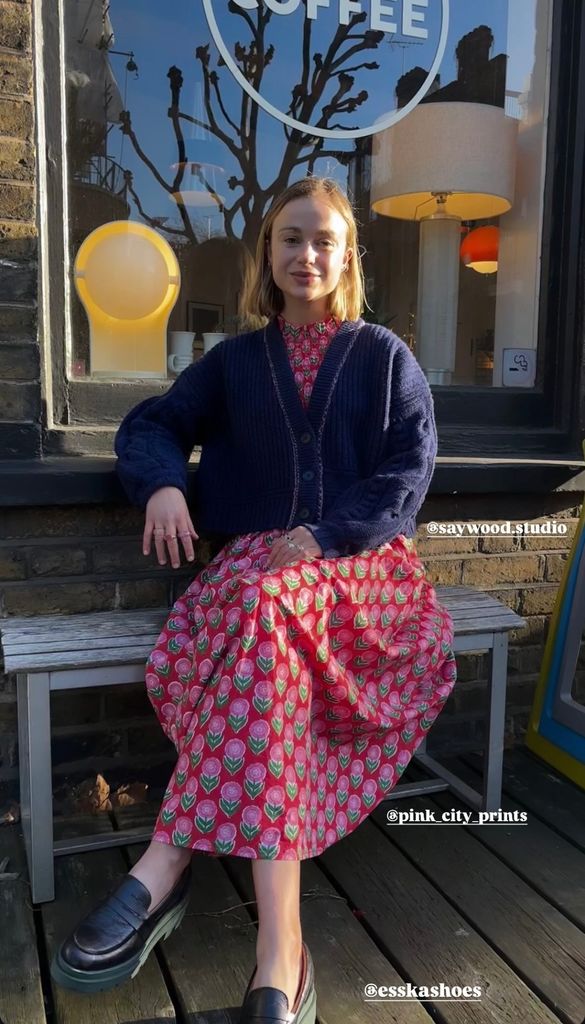 Lady Amelia Windsor tomando un café en Londres con bolso de firma española.