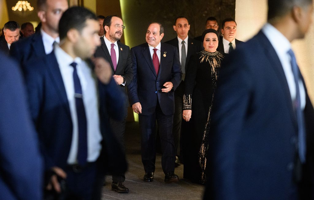 Abdel Fattah Al-Sisi y Entissar Al-Sisi hablan con el presidente alemán, Steinmeier 