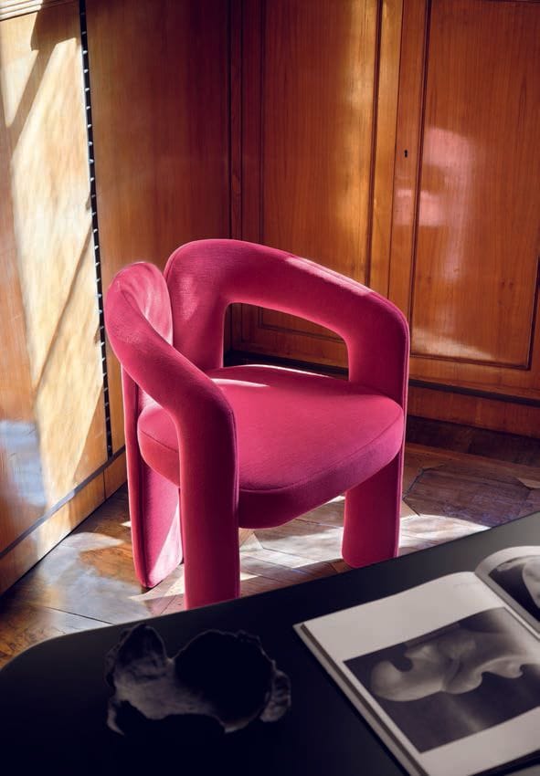 Butaca tapizada en rosa fucsia