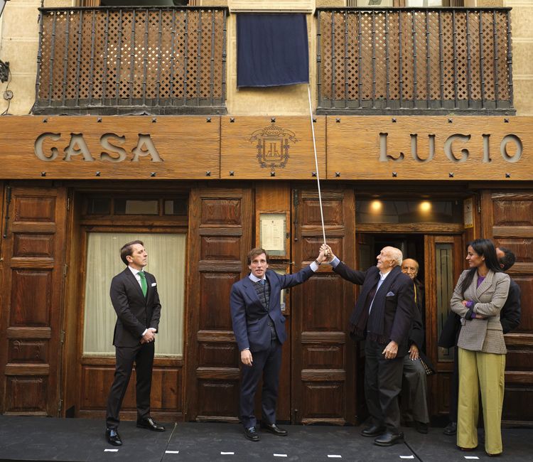 Lucio destapando la placa que se ha colocado en su honor en la fachada del restaurante