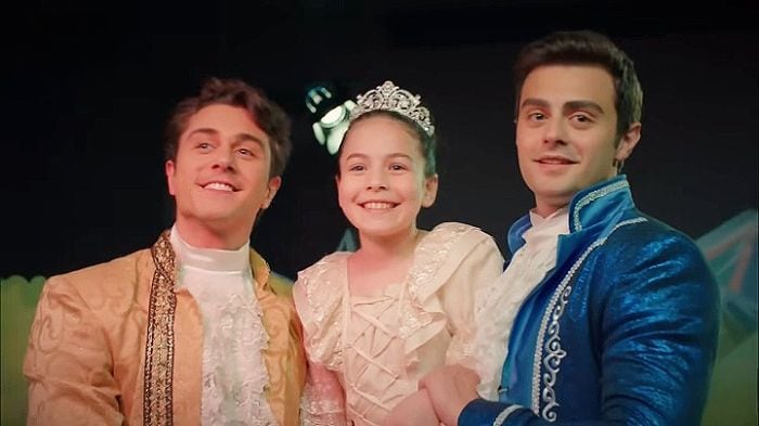 'Hermanos': Emel representa una obra de teatro junto a los chicos