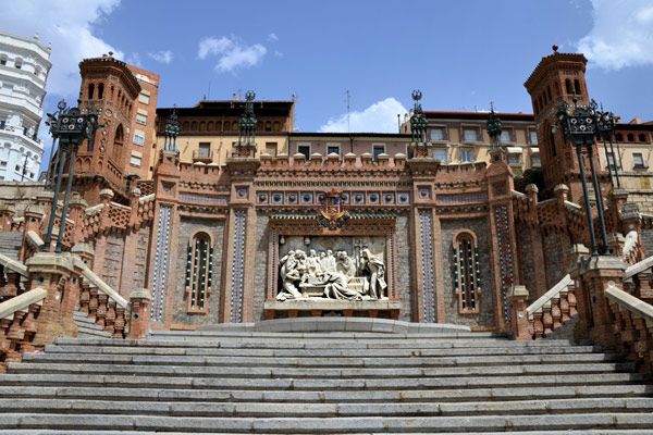 Cuadro y fuente de Los Amantes situados en el primer rellano de la Escalinata de Teruel ©Fundación Amantes de Teruel 