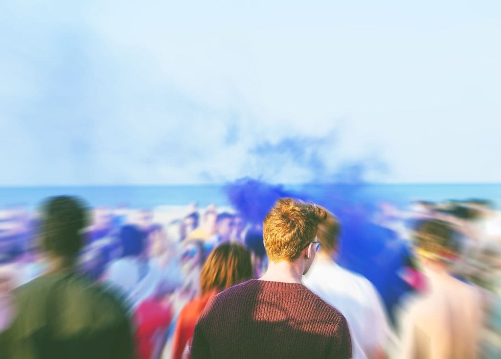 Adolescentes en un festival de música en la playa con riesgo de ahogamiento por consumo de alcohol