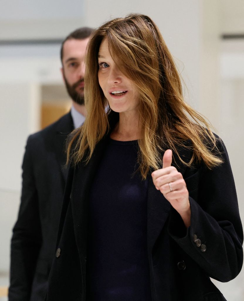En todo momento, Carla Bruni se mostró con un semblante positivo 