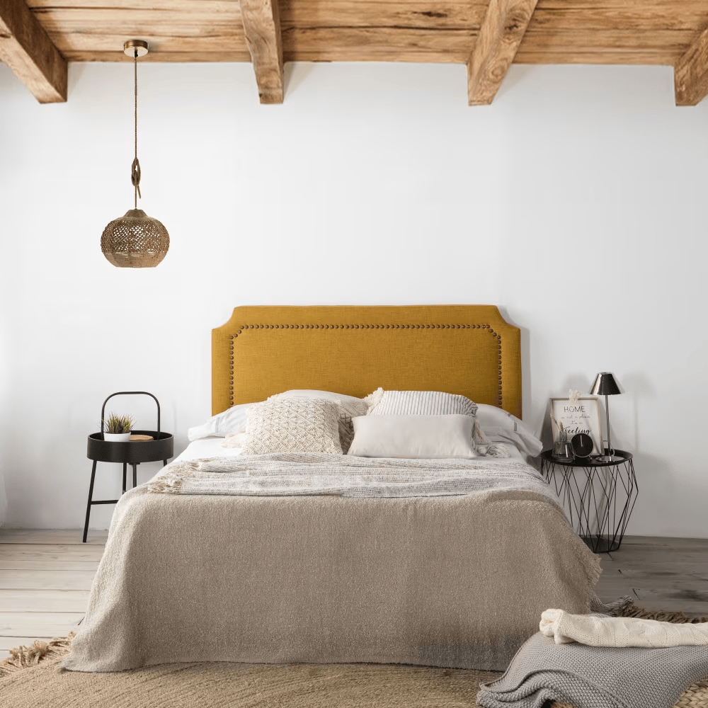 Dormitorio con cabecero de color mostaza