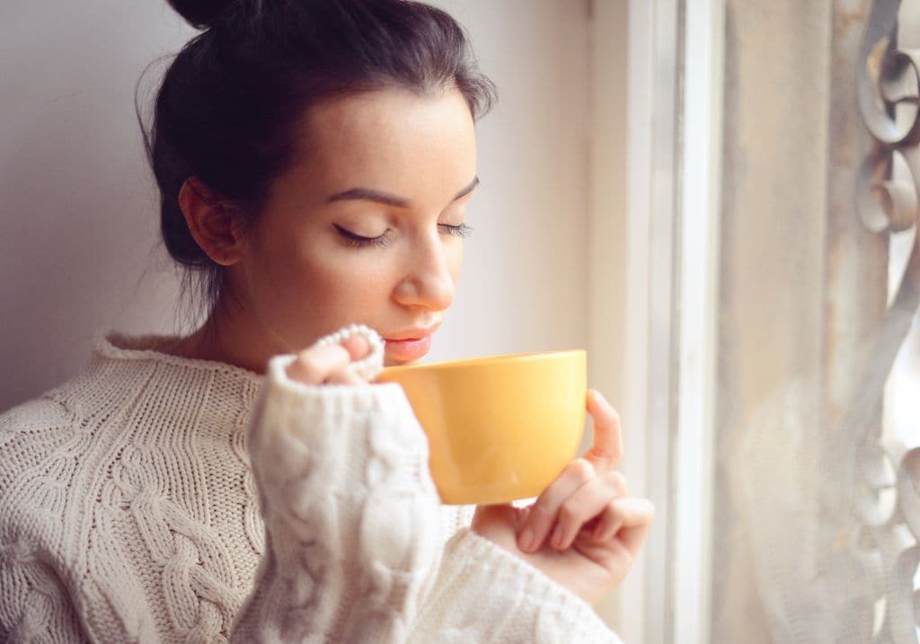 Mujer toma té en el ayuno