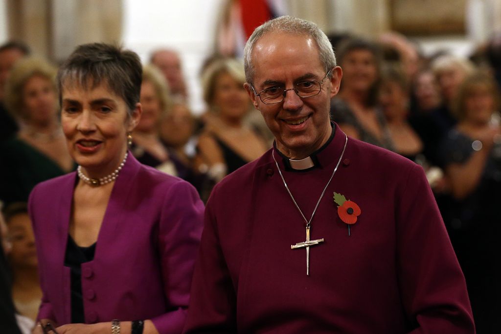 Plano medio de Justin Welby con su esposa Caroline Eaton en un banquete