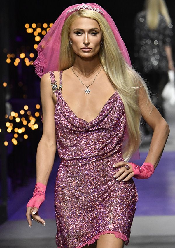Paris Hilton desfilando para Versace