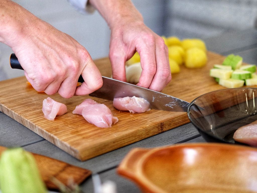 Hay que evitar utilizar el mismo cuchillo para cortar pollo crudo y otros alimentos sin lavarlo previamente entre cada uso.