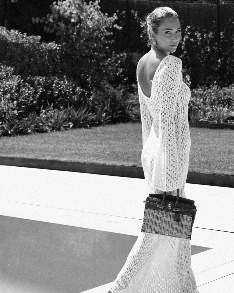 Alice Campello con vestido blanco de crochet y bolso de Hermes