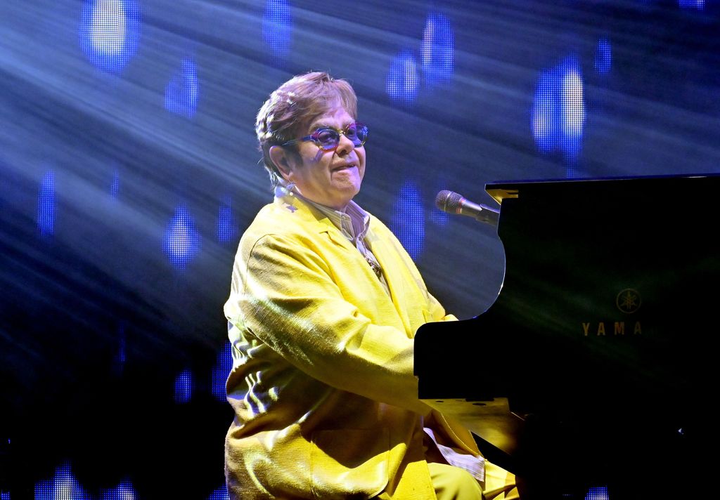 Elton John tocando el piano