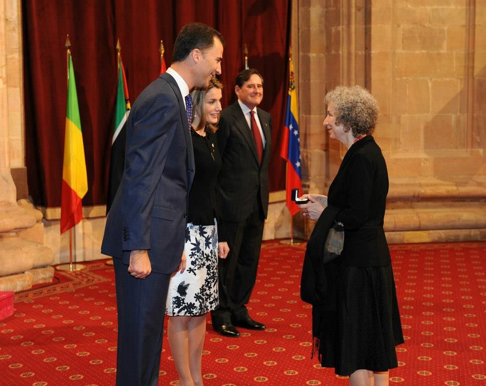 Los reyes Felipe y Letizia, cuando eran príncipes de Asturias, con Margaret Atwood