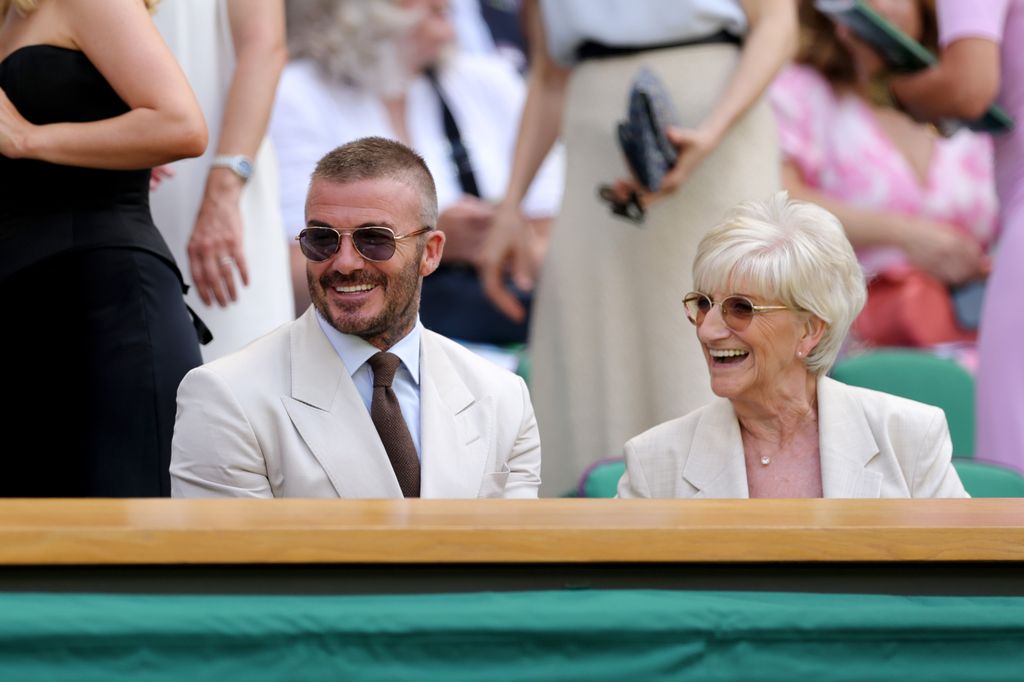 David Beckham con su madre Sandra en Wimbledon en 2025