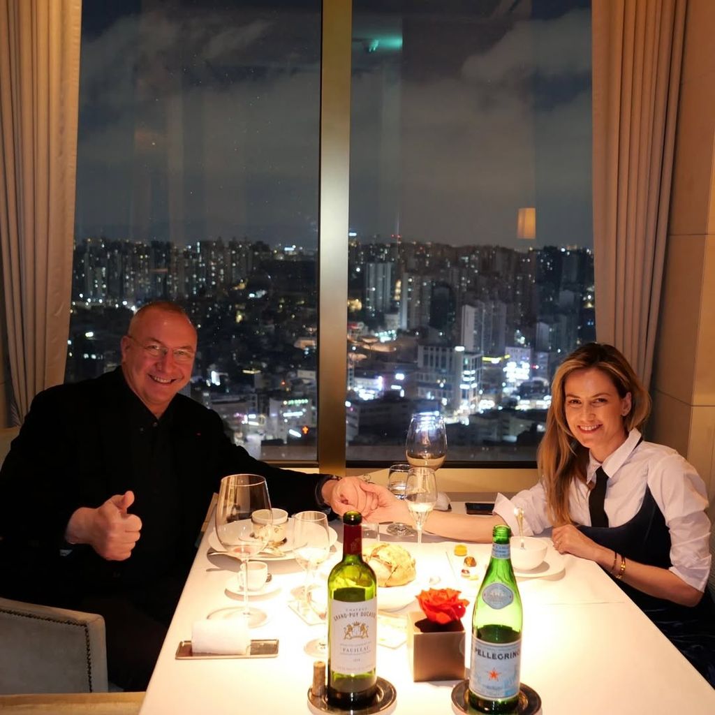 La pareja disfrutó de una romántica cena para 2 en Seúl.
