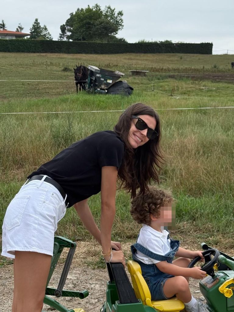 Montando en tractor con mamá