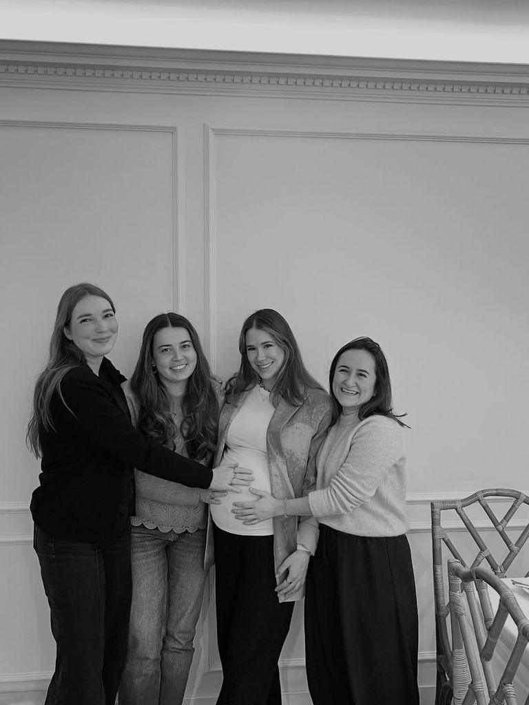 Una divertida quedada con sus amigas 
