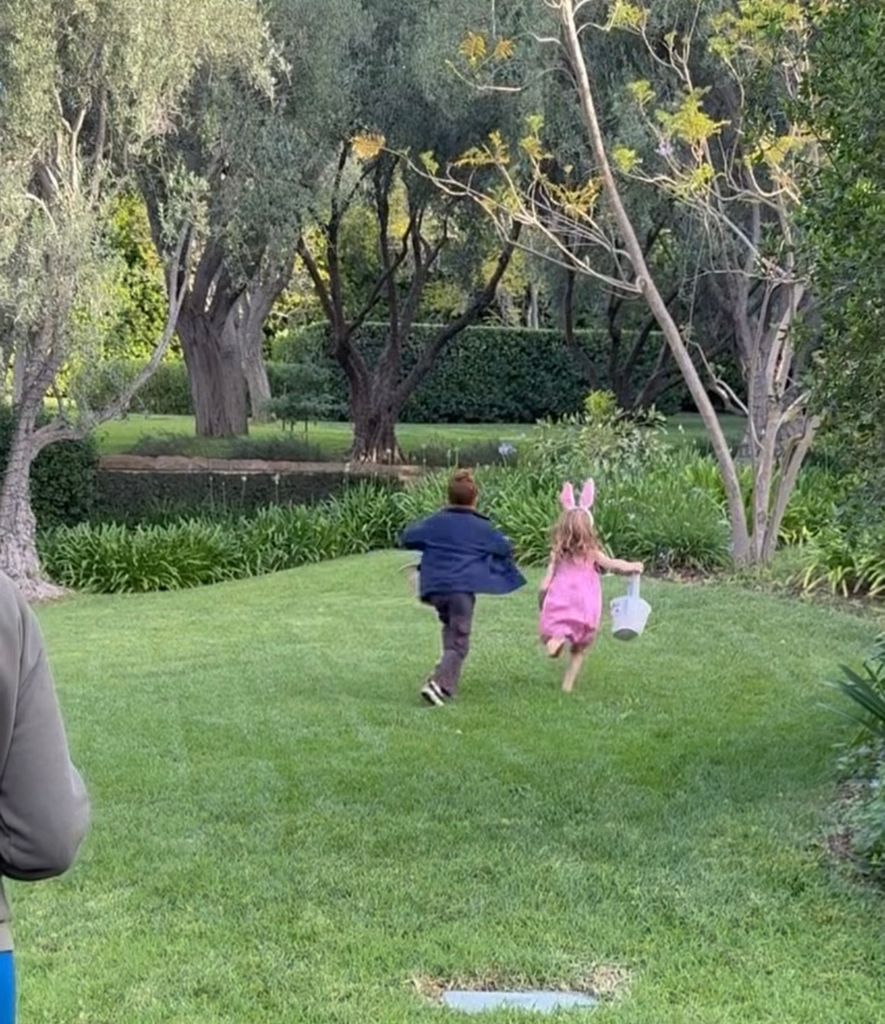 Meghan Markle captó a sus hijos en plena recolección de huevos de Pascua.
