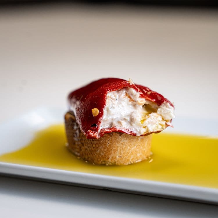 Pimiento relleno de bonito con salsa tártara y vinagre de Jerez