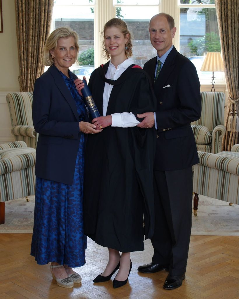 Lady Louise Windsor junto a sus padres, los duques de Edimburgo