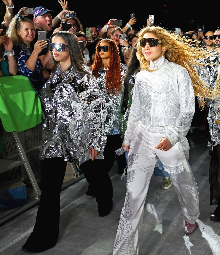 Shakira y sus bailarinas actuando en Río de Janeiro el 11 de febrero de 2025