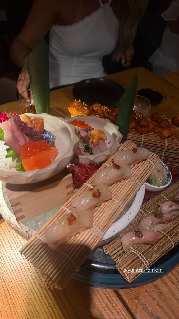 Después de la misa de graduación, la familia disfrutó de una cena en un restaurante japonés. 