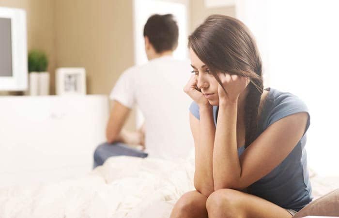 Mujer en la cama triste