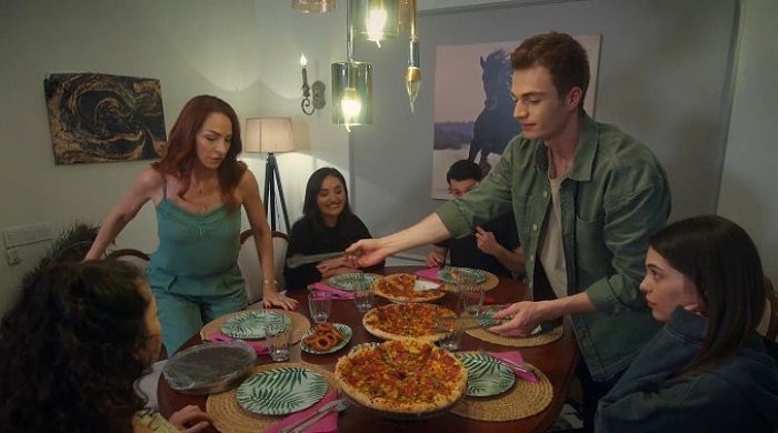'Hermanos': Berk organiza una cena para celebrar que Sengül y Ayla han normalizado su relación
