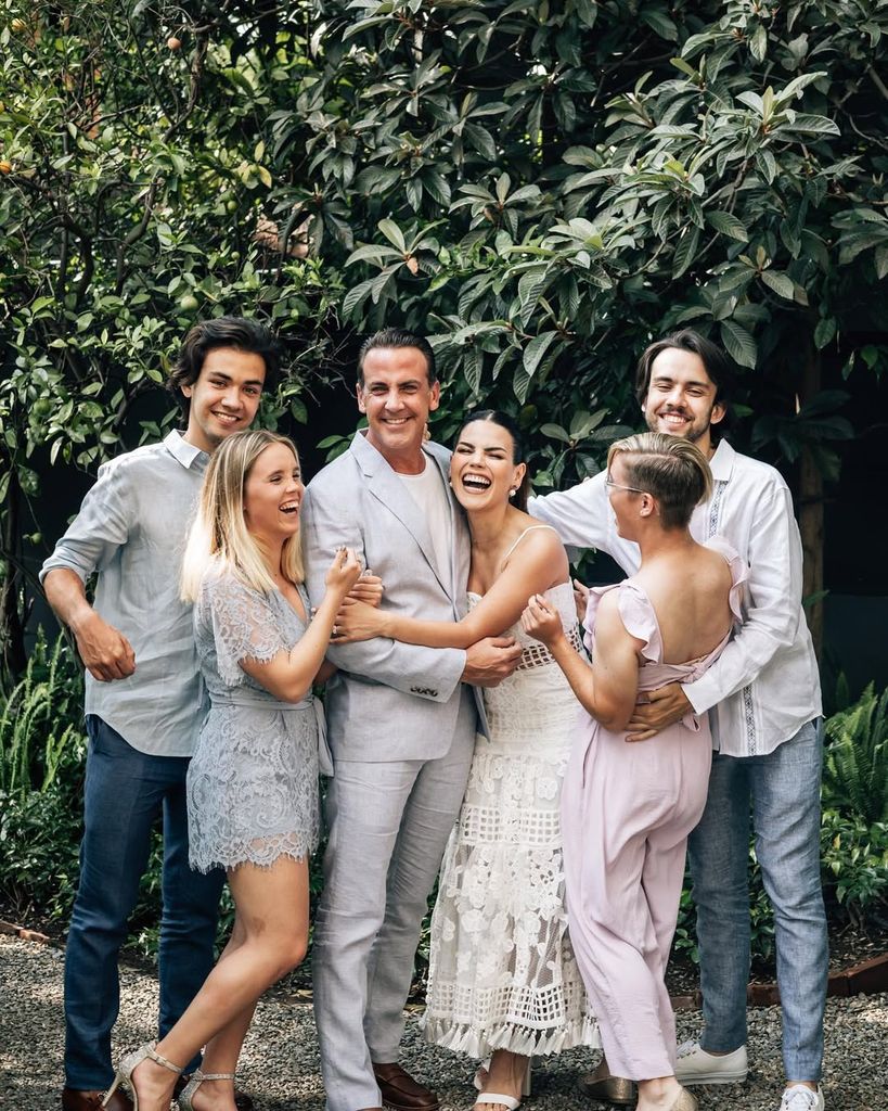 Carlos Ponce junto a su esposa, Karina Banda, y sus hijos 
