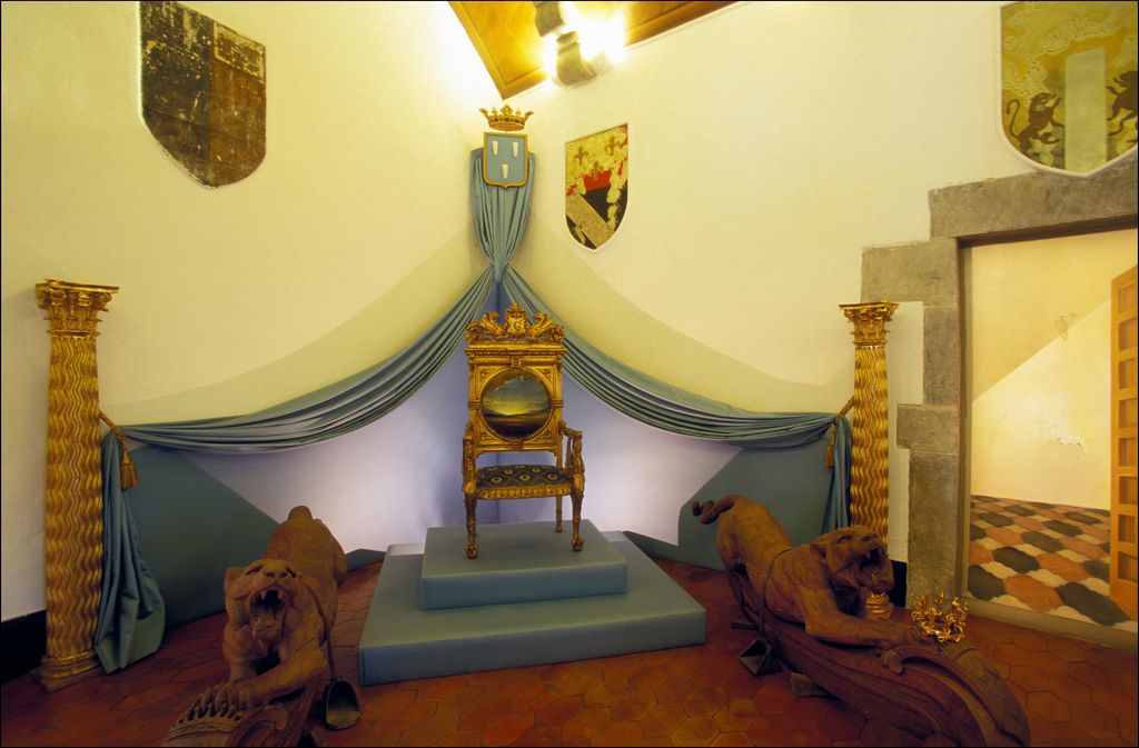 El trono para recibir a la prensa en Figueres