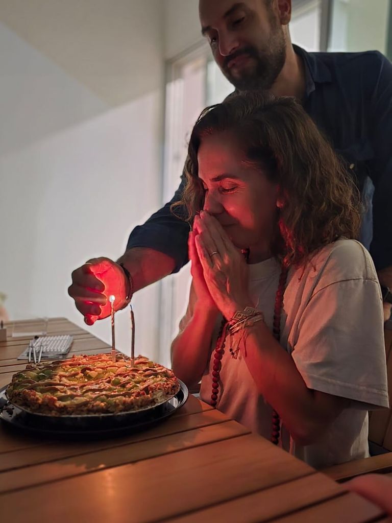 Silvia Lyle celebrando un cumpleaños más, en medio de un duro momento familiar.