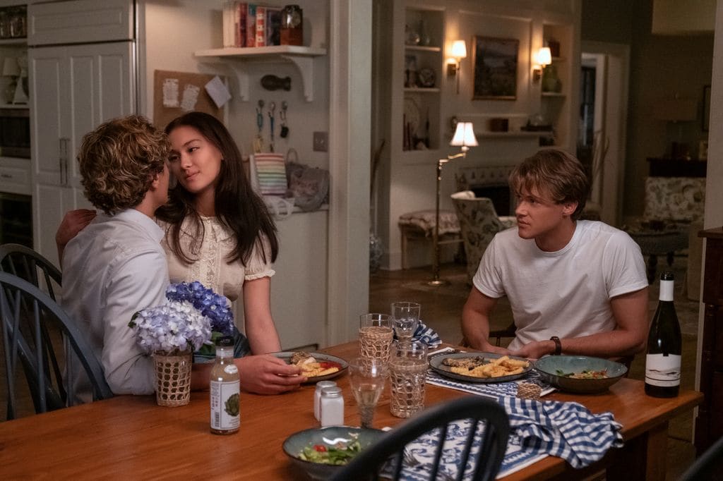 Jeremiah (Gavin Casalegno), Belly (Lola Tung) y Conrad (Christopher Briney) en una escena de la tercera temporada.