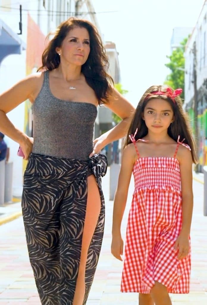 Alessandra Rosaldo se mostró molesta cuando los reporteros le impidieron a ella y a su hija salir del aeropuerto.