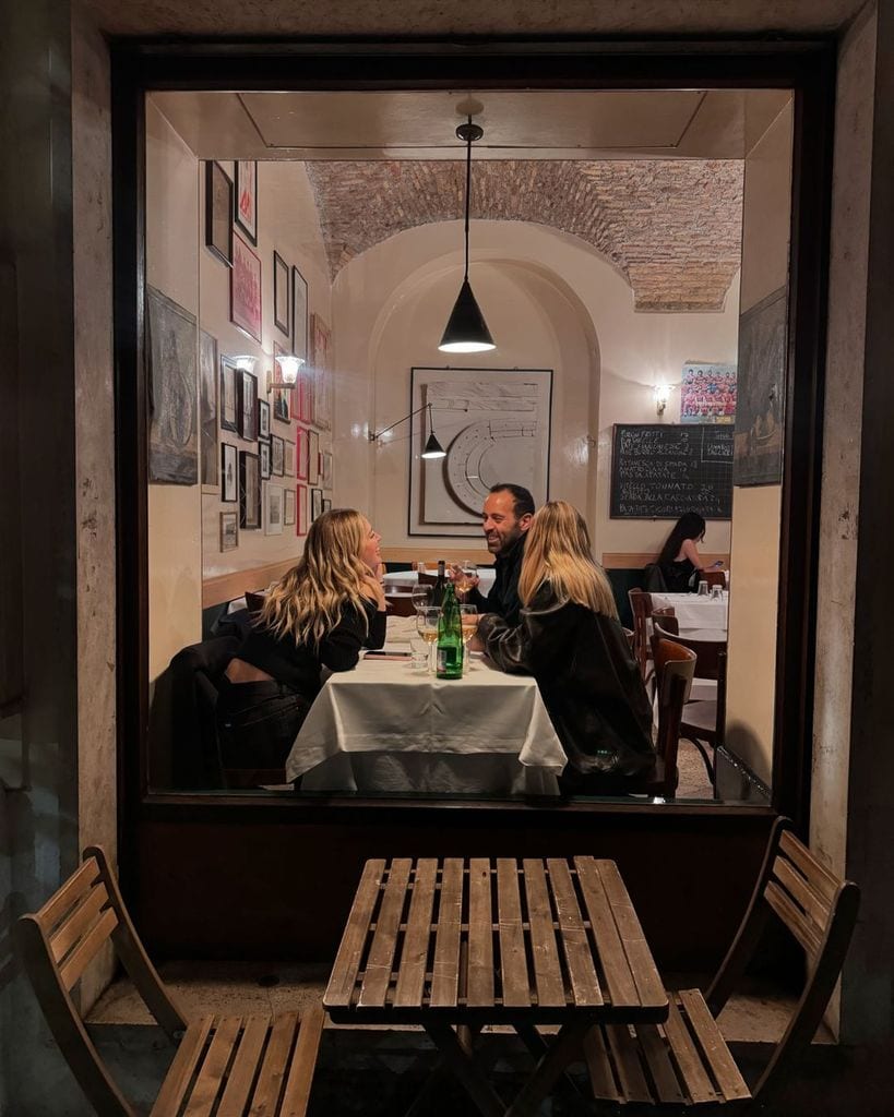 Plano entero de Chiara Ferragni con amigos en un restaurante italiano