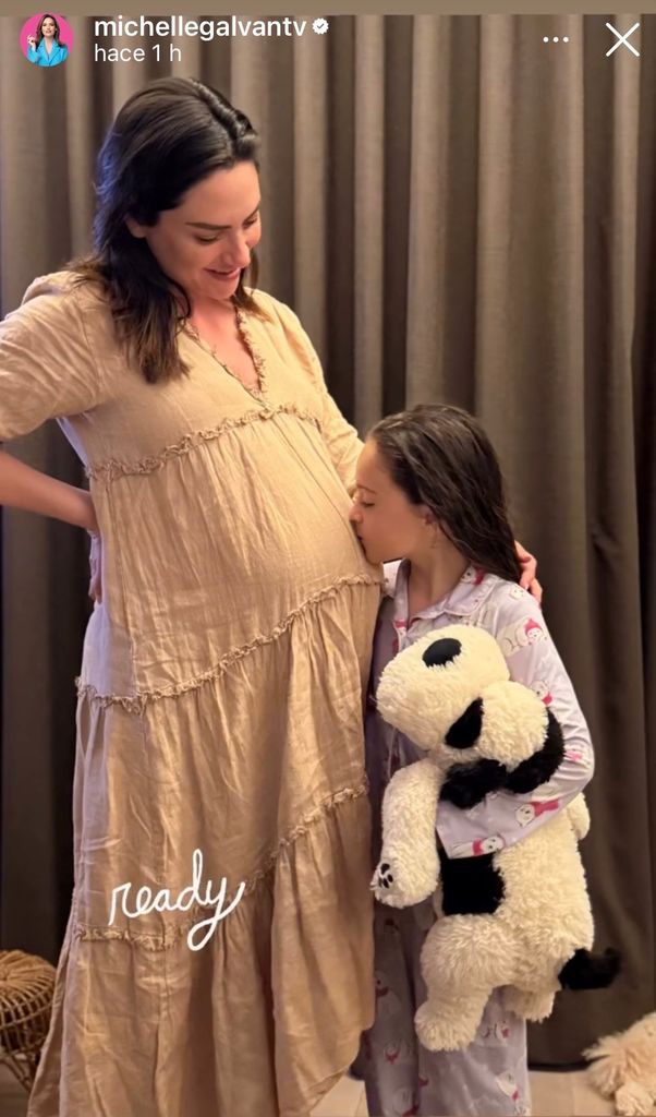 Michelle Galván compartió esta foto de Megan besando su pancita, poco antes del nacimiento del bebé.