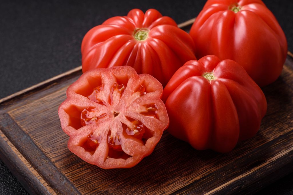 En junio, en España, empiezan a aparecer los mejores tomates del año, como la variedad conocida como rosa.