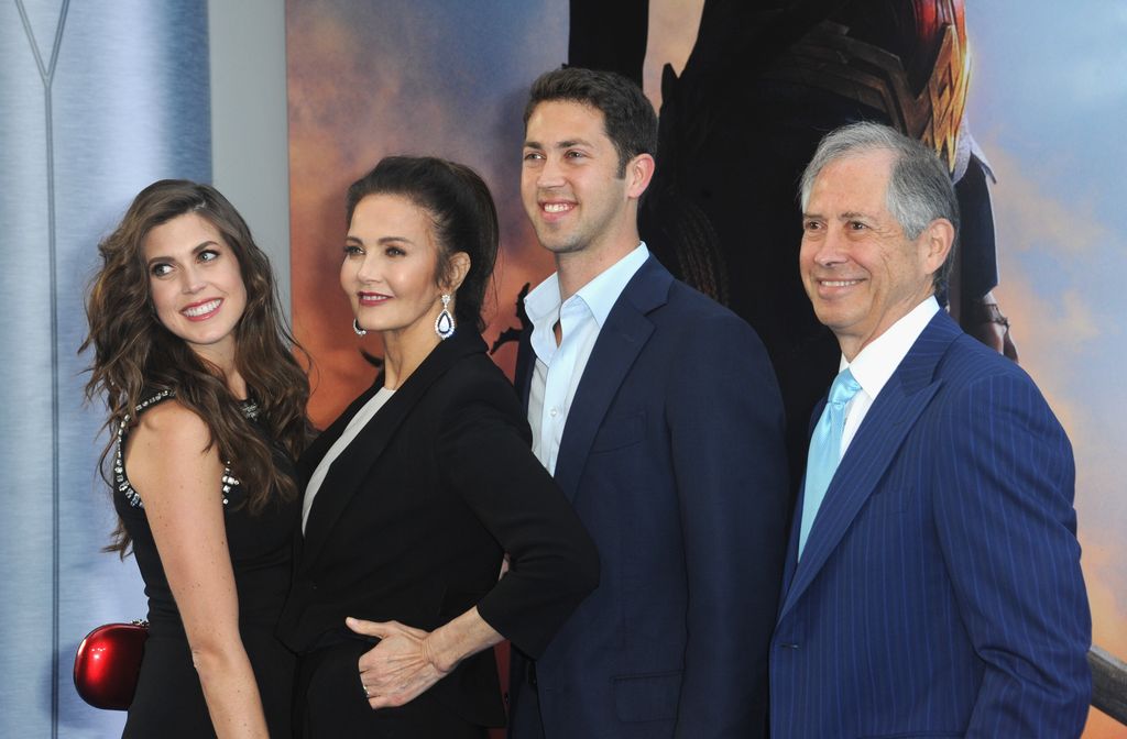 Lynda Carter, la icónica 'Wonder Woman', y su hija deslumbran en la Semana de la Moda de París