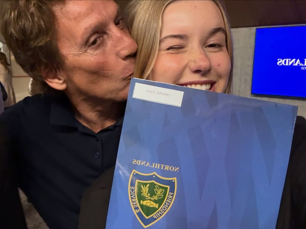 Alejandro Gravier felicita a su hija Taína
