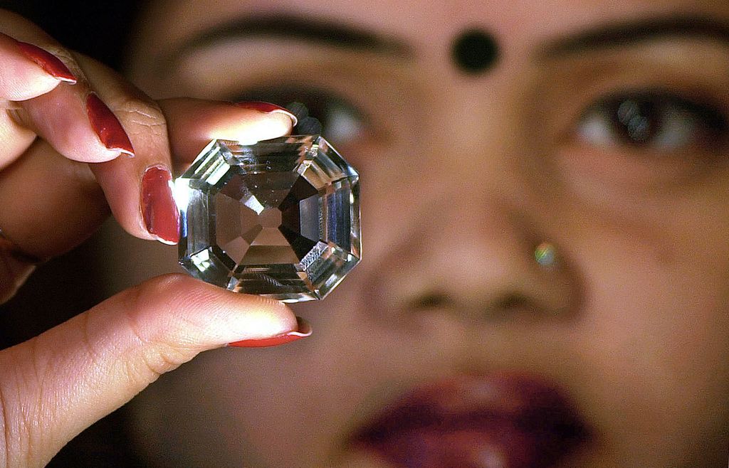 Una modelo india presenta una réplica del diamante Koh-i-Noor durante una exhibición en Calcuta en 2002