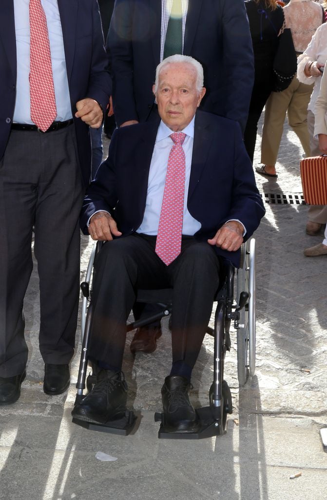 Curro Romero llegando a La Maestranza