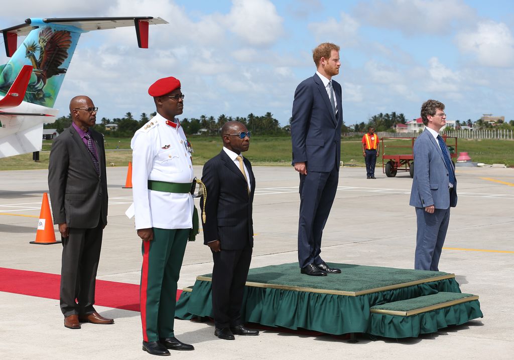 El príncipe Harry aterrizando en Georgetown, Guyana, en el 2016 durante su gira por el Caribe