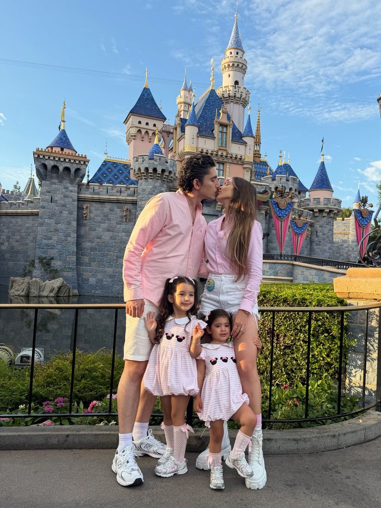 Alex Fernández, su esposa Alexia Hernández y sus hijas Mia y Nirvana frente en Disneyland.