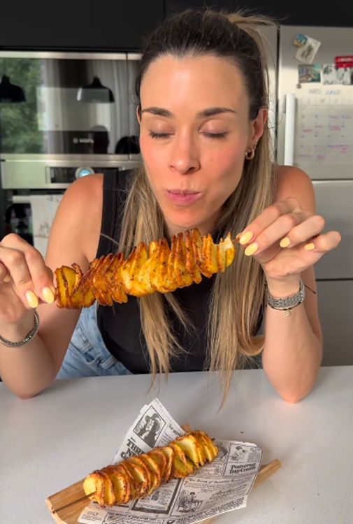 La creadora de contenido, disfrutando de su receta 'Patatas acordeón'.