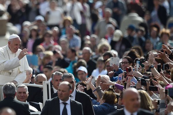 Antes de regresar a Londres, ciudad en la que tienen fijada su residencia, Antonio y Nicole han hecho un alto en la Ciudad Eterna para escuchar las palabras del papa Francisco
